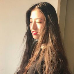 父亲目送孩子进考场后抱妻子哭泣